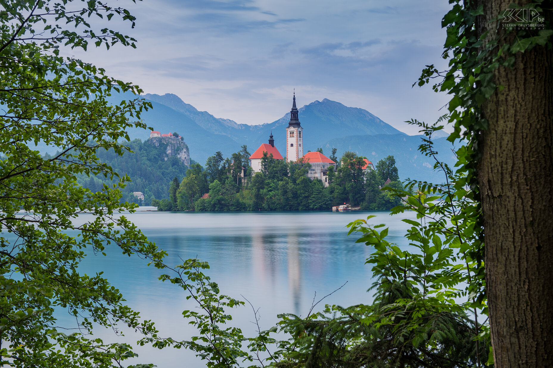 Bled - Church of Mary the Queen The 500-year-old Church of Mary the Queen (Cerkev Marijinega vnebovzetja) is located on the island in Lake Bled Stefan Cruysberghs